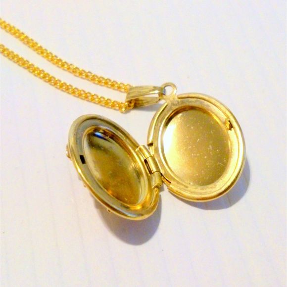 Vintage Red Rose Accented Delicate Gold Tone Oval Locket Necklace - Picture 4 of 5